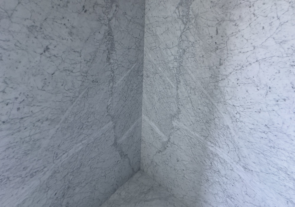 ОБЛИЦОВКА СТЕН ВАННОЙ ИЗ МРАМОРА Bianco Carrara (Бьянко Каррара) — изображение 3