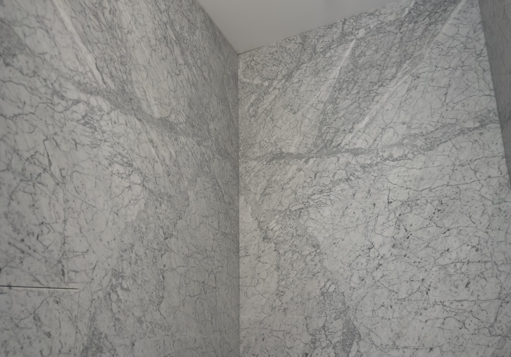 ОБЛИЦОВКА СТЕН ВАННОЙ ИЗ МРАМОРА Bianco Carrara (Бьянко Каррара) — изображение 4
