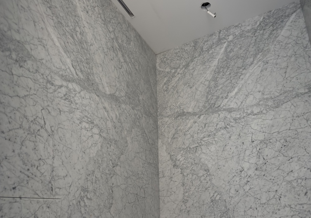 ОБЛИЦОВКА СТЕН ВАННОЙ ИЗ МРАМОРА Bianco Carrara (Бьянко Каррара) — изображение 5